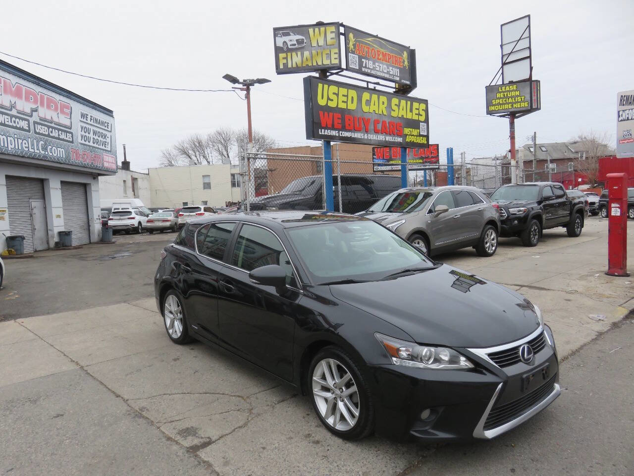 Used 2017 Lexus CT 200h Base 4dr Hatchback w/ Navigation System Package image 3