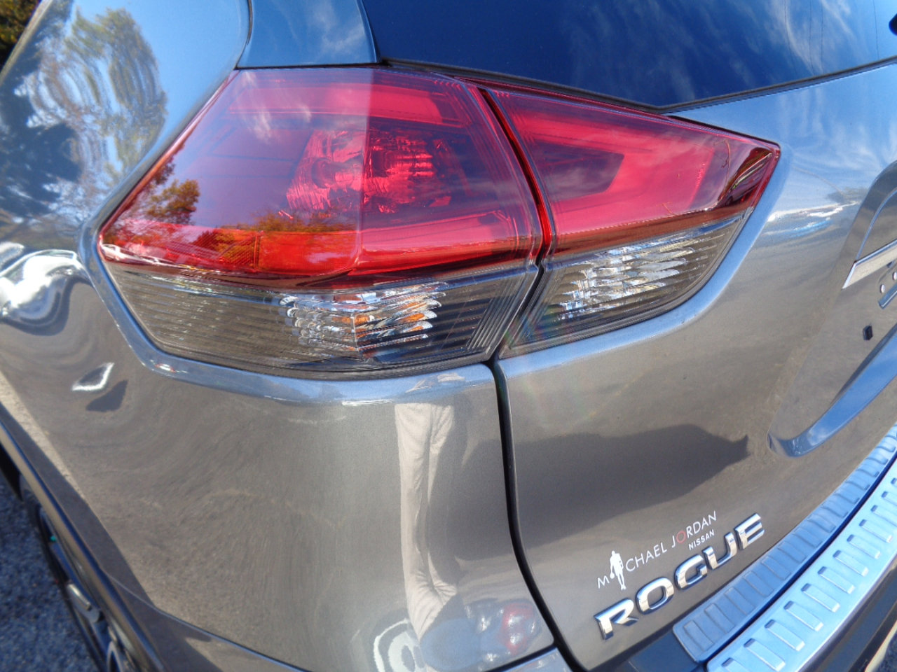 Used 2020 Nissan Rogue SL w/ Premium Package image 12