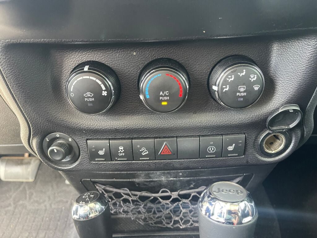 Used 2018 Jeep Wrangler Unlimited Rubicon w/ Cold Weather Group AWD/4WD image 11