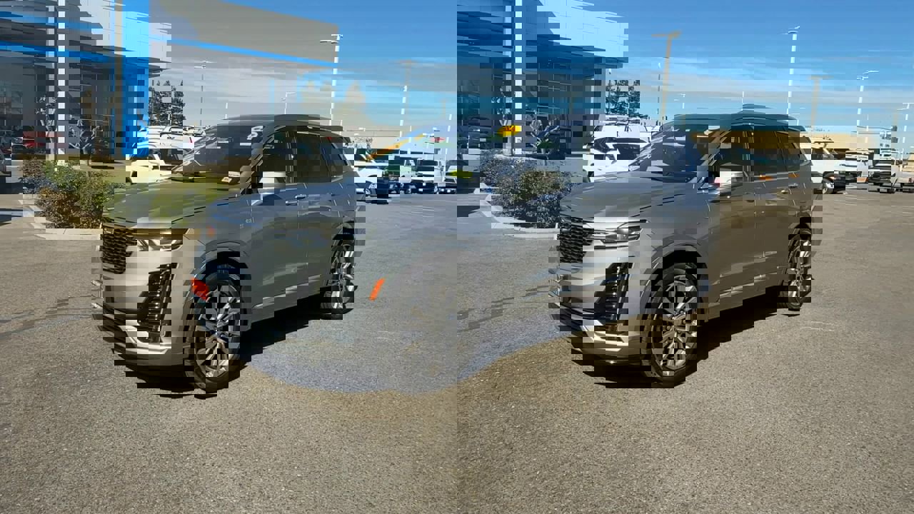 Used 2025 Cadillac XT6 Premium Luxury image 3