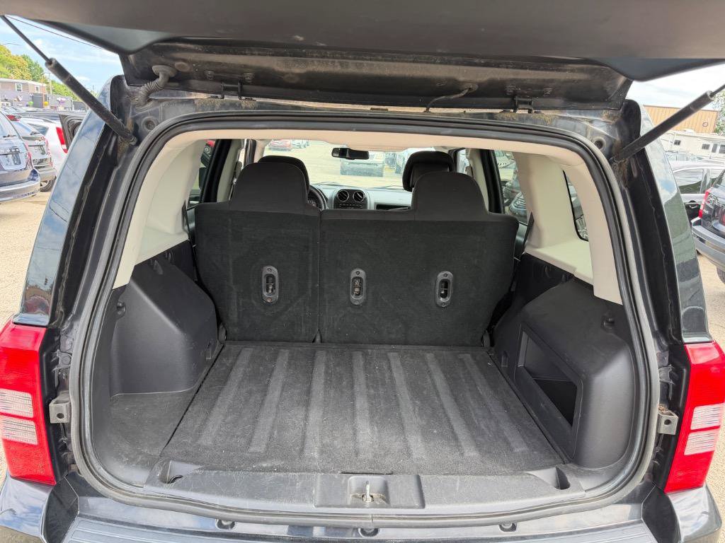 Used 2014 Jeep Patriot Latitude AWD/4WD image 12