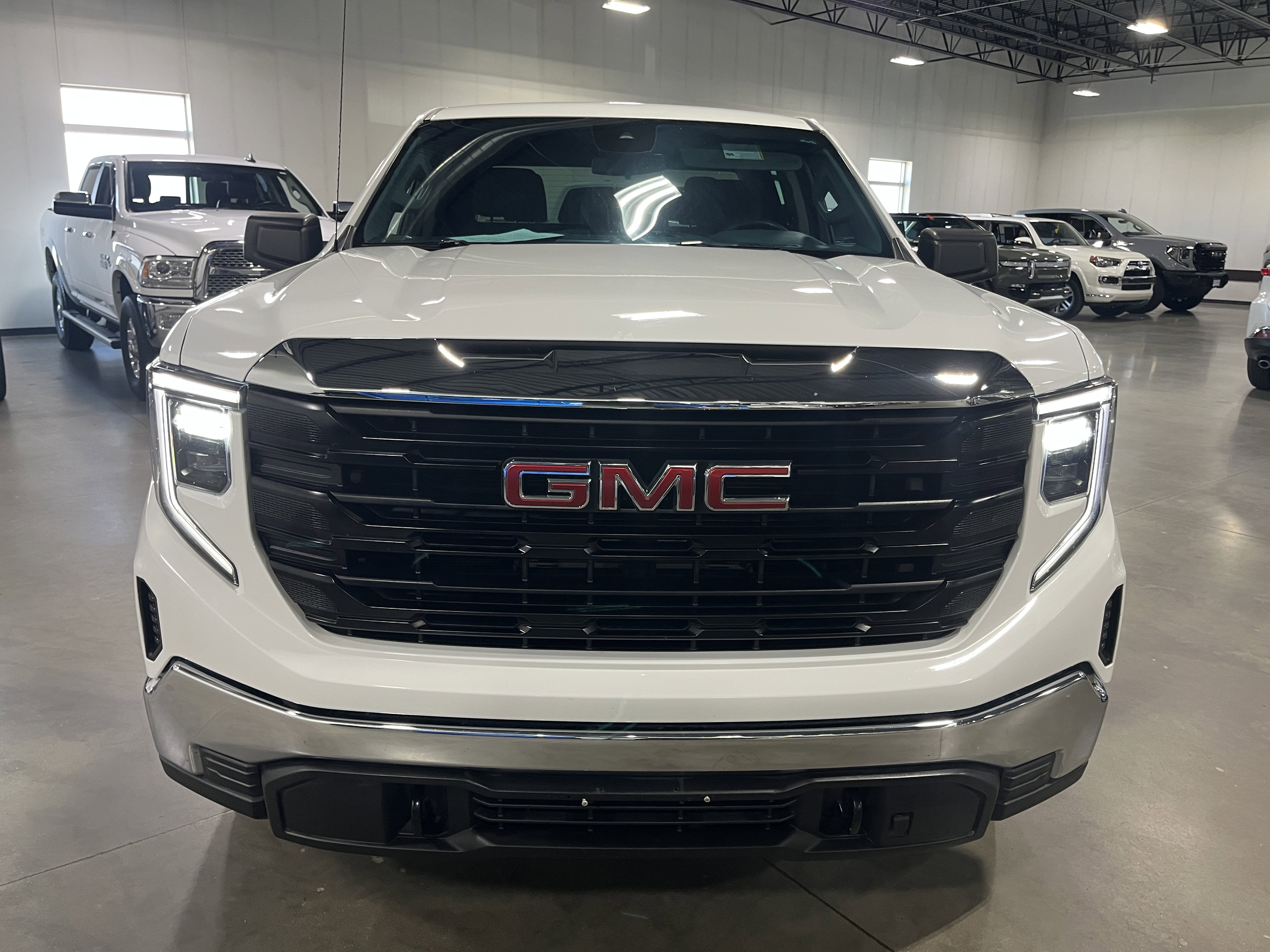 Used 2022 GMC Sierra 1500 Pro w/ Convenience Package AWD/4WD image 2