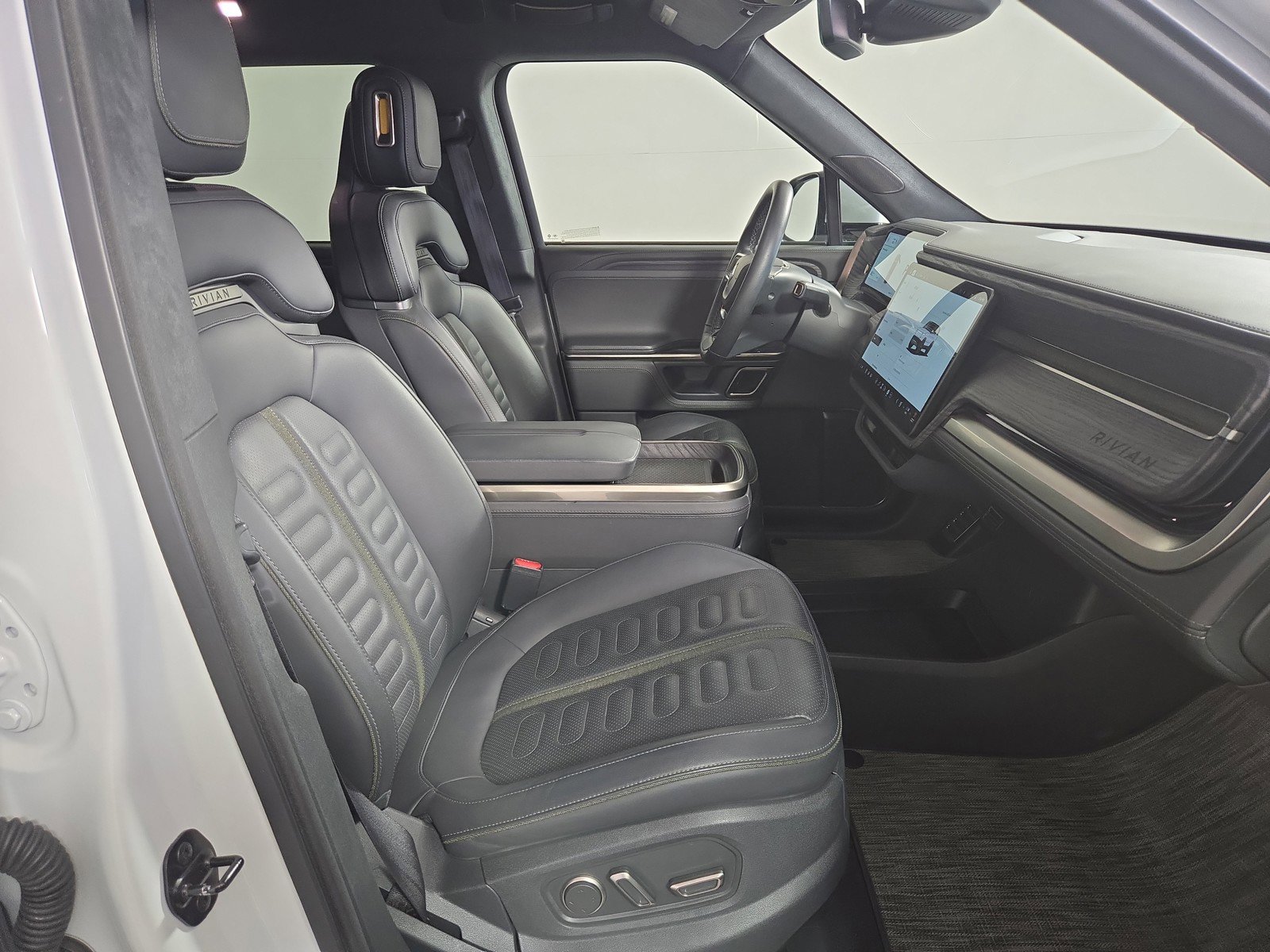 Used 2023 Rivian R1S Adventure AWD/4WD image 24