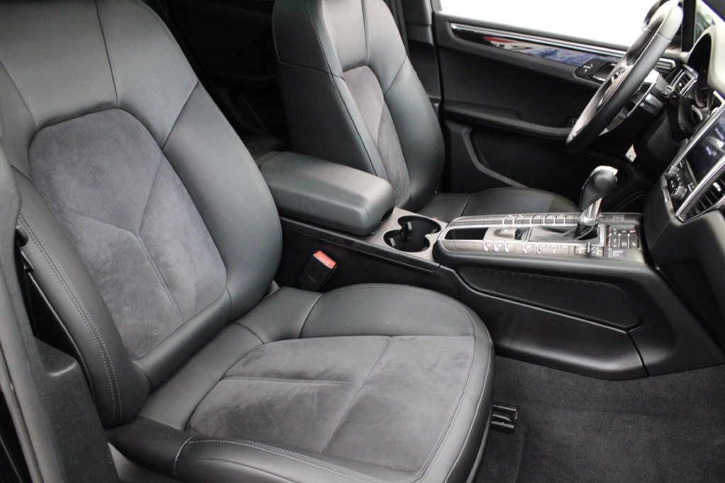 Used 2018 Porsche Macan AWD/4WD image 32