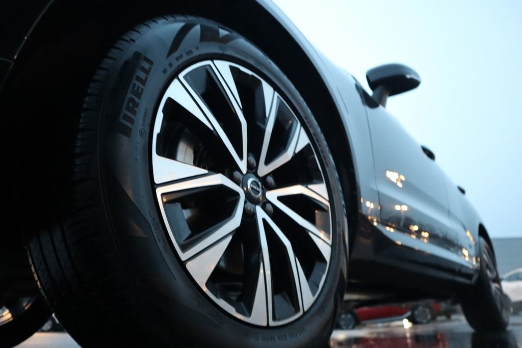 Used 2025 Volvo XC60 B5 Plus w/ Climate Package image 12