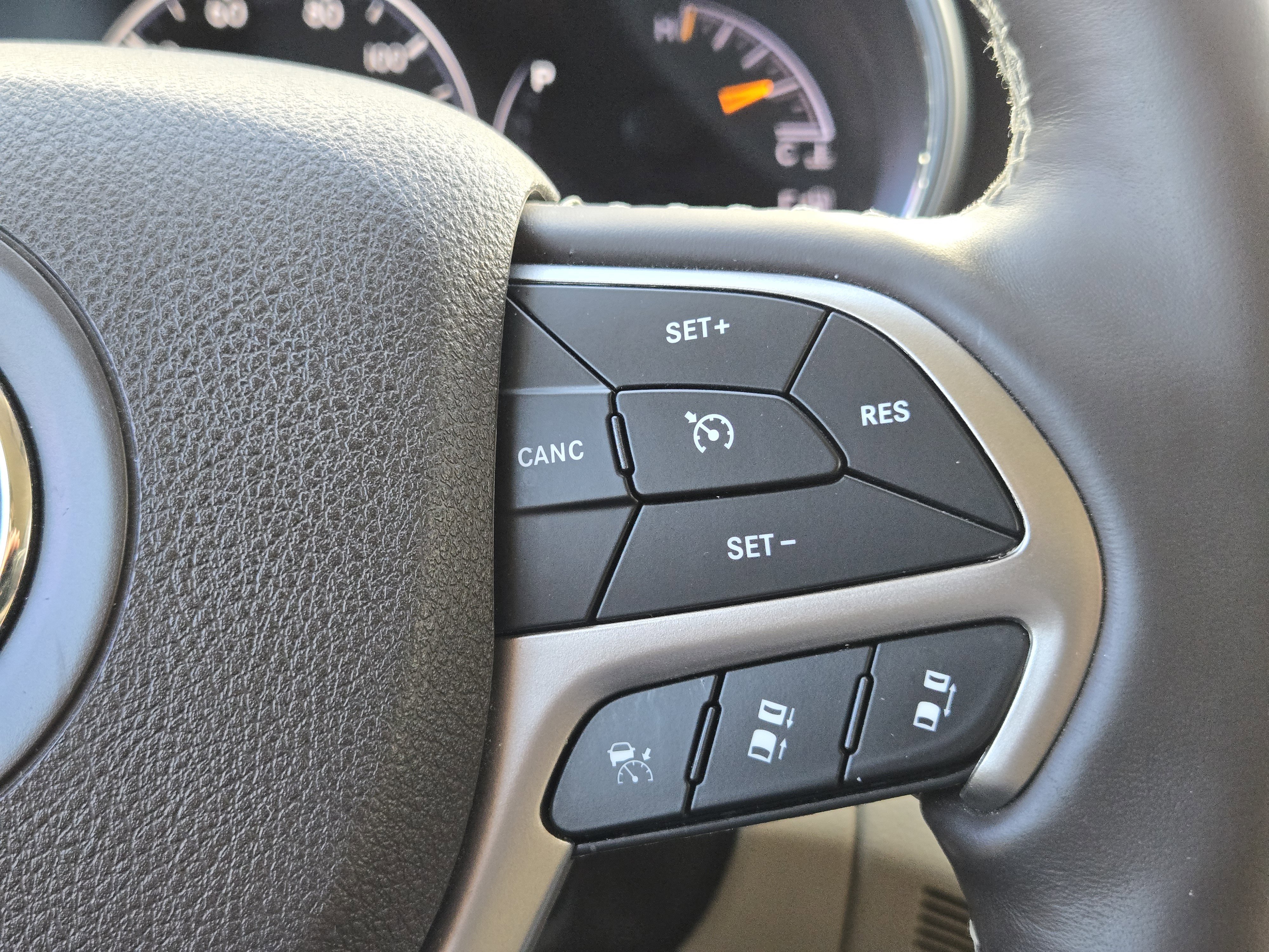 Used 2018 Jeep Grand Cherokee Overland RWD image 30