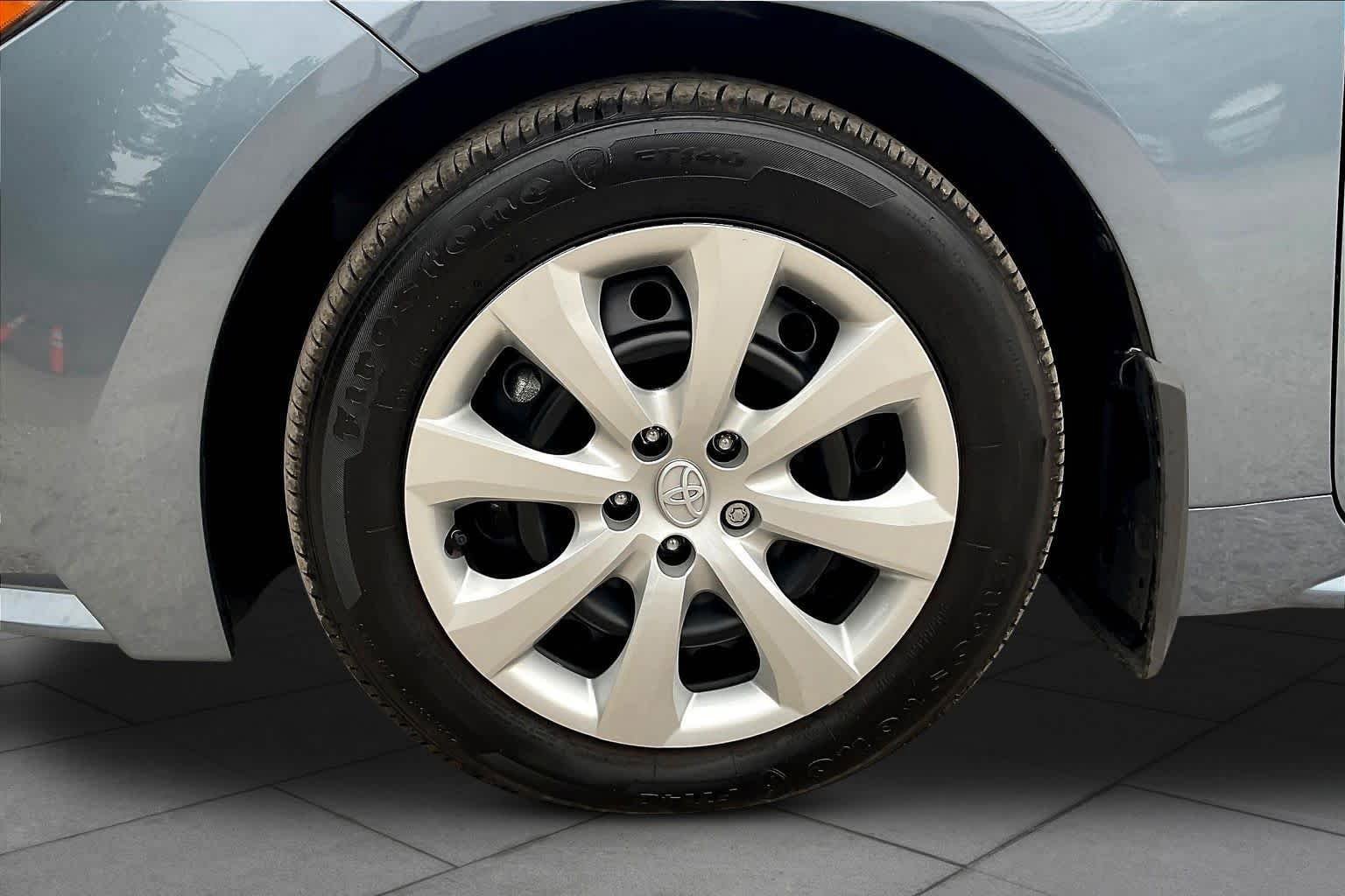 Used 2025 Toyota Corolla LE FWD image 11