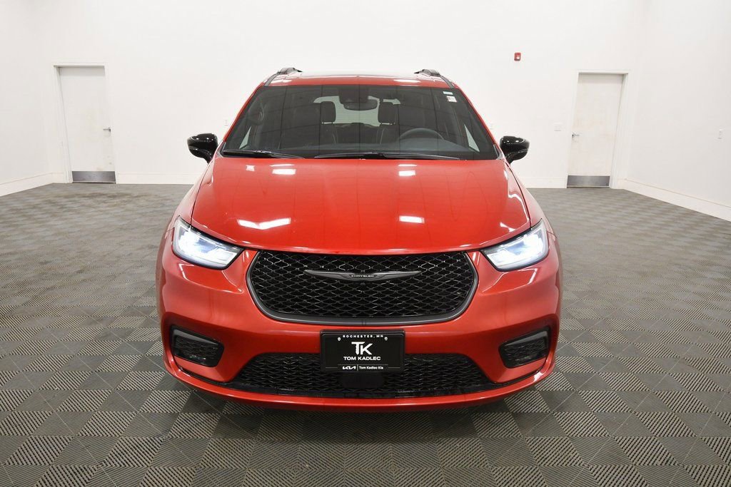 Used 2025 Chrysler Pacifica Limited image 11