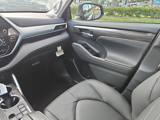 New 2025 Toyota Highlander Platinum image 12