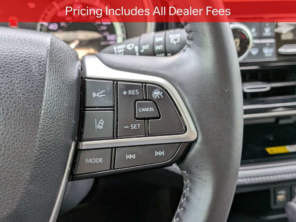 Used 2023 Toyota Highlander XLE AWD/4WD image 29