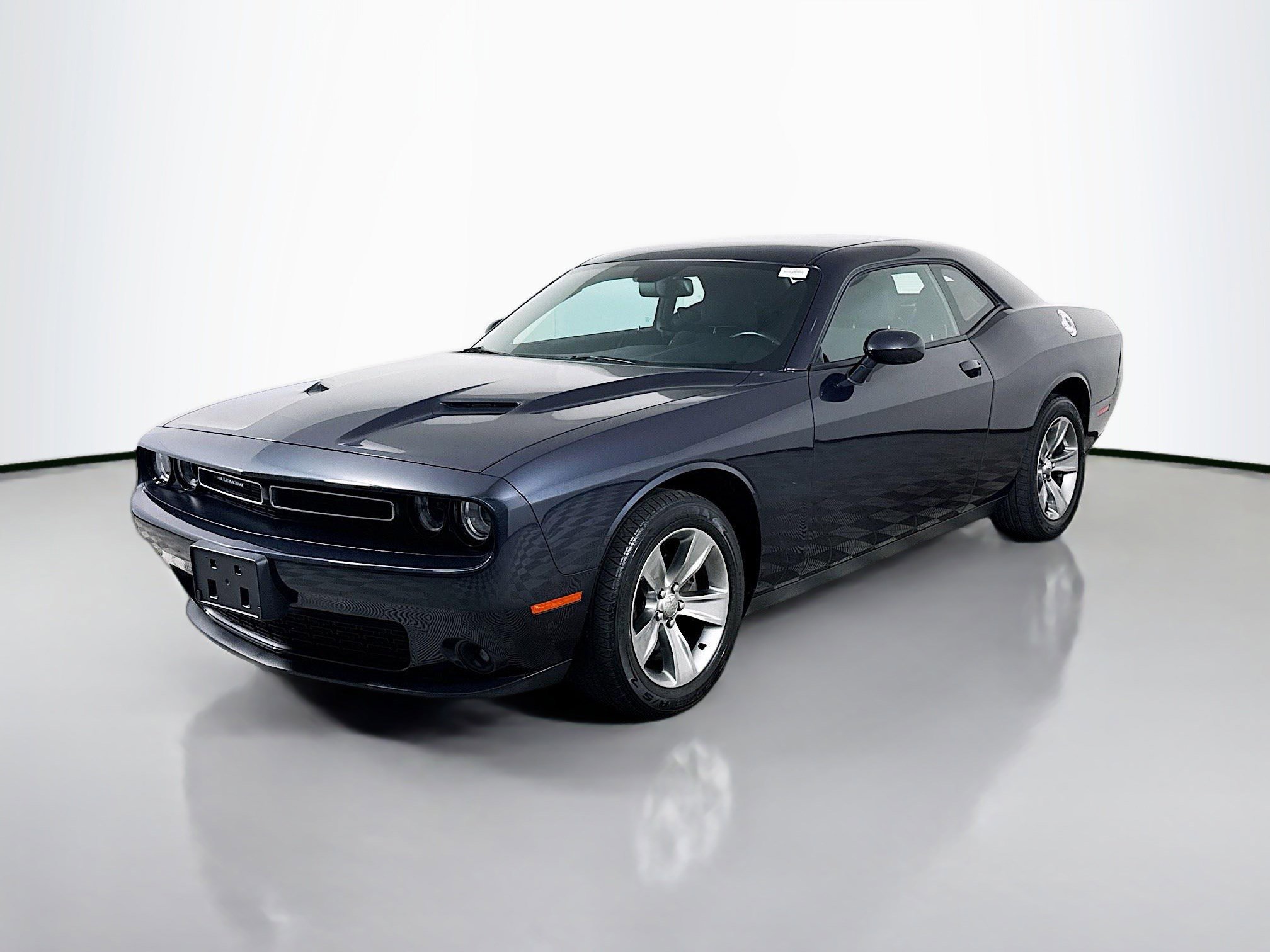 Used 2016 Dodge Challenger SXT image 4