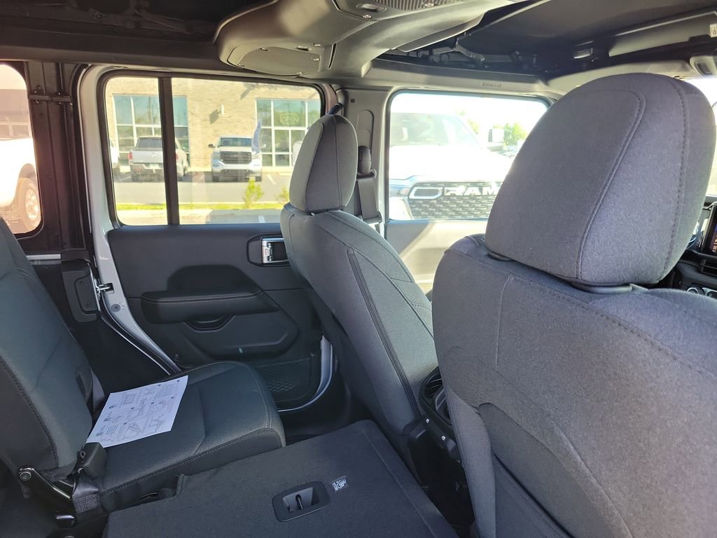 Used 2024 Jeep Wrangler Sahara image 29