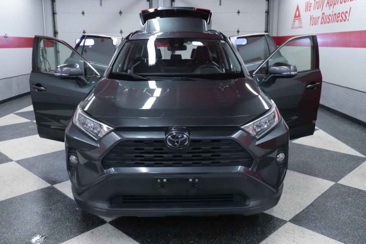Used 2020 Toyota RAV4 XLE Premium FWD image 27