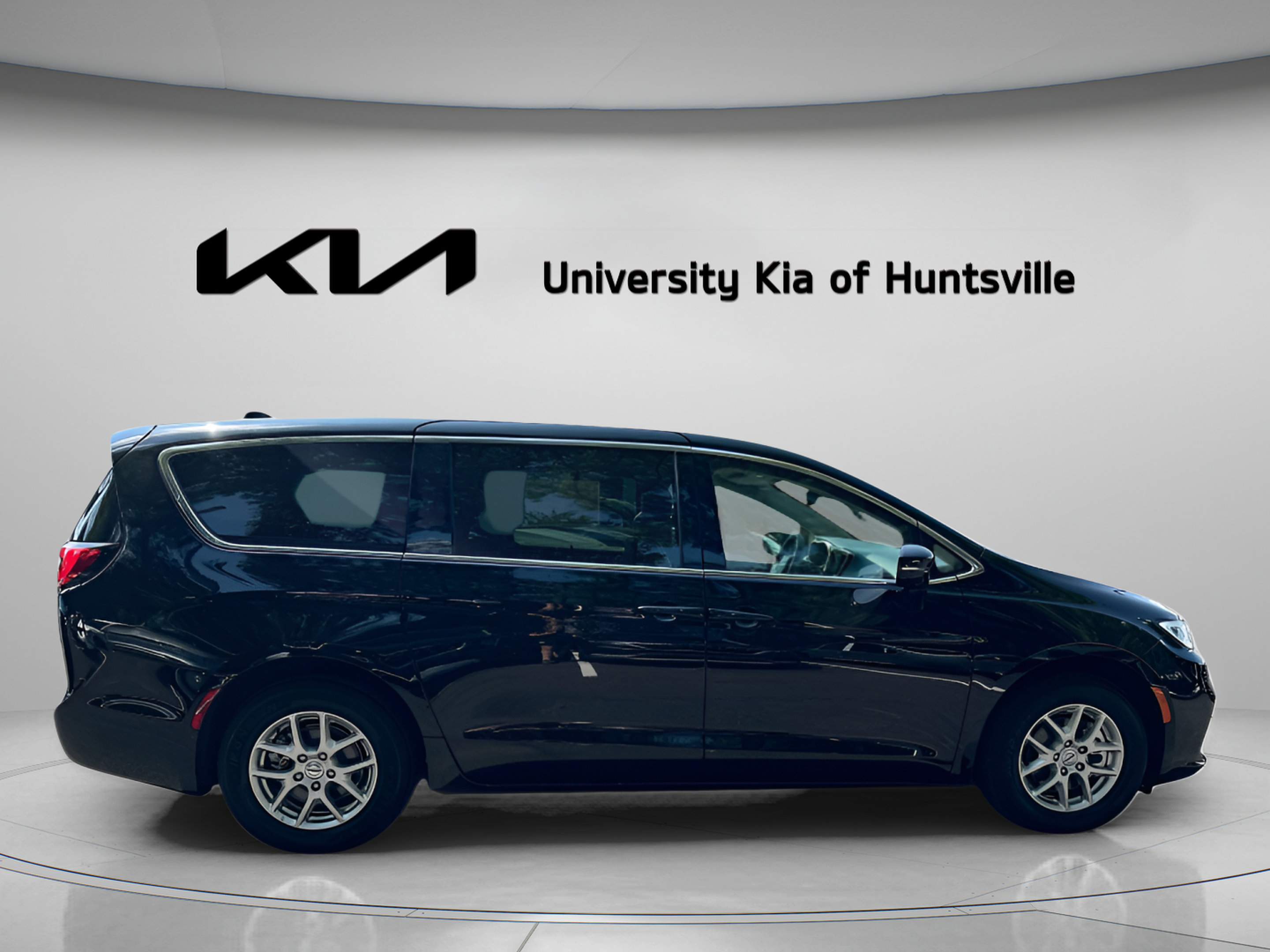 Used 2024 Chrysler Pacifica Touring-L FWD image 9