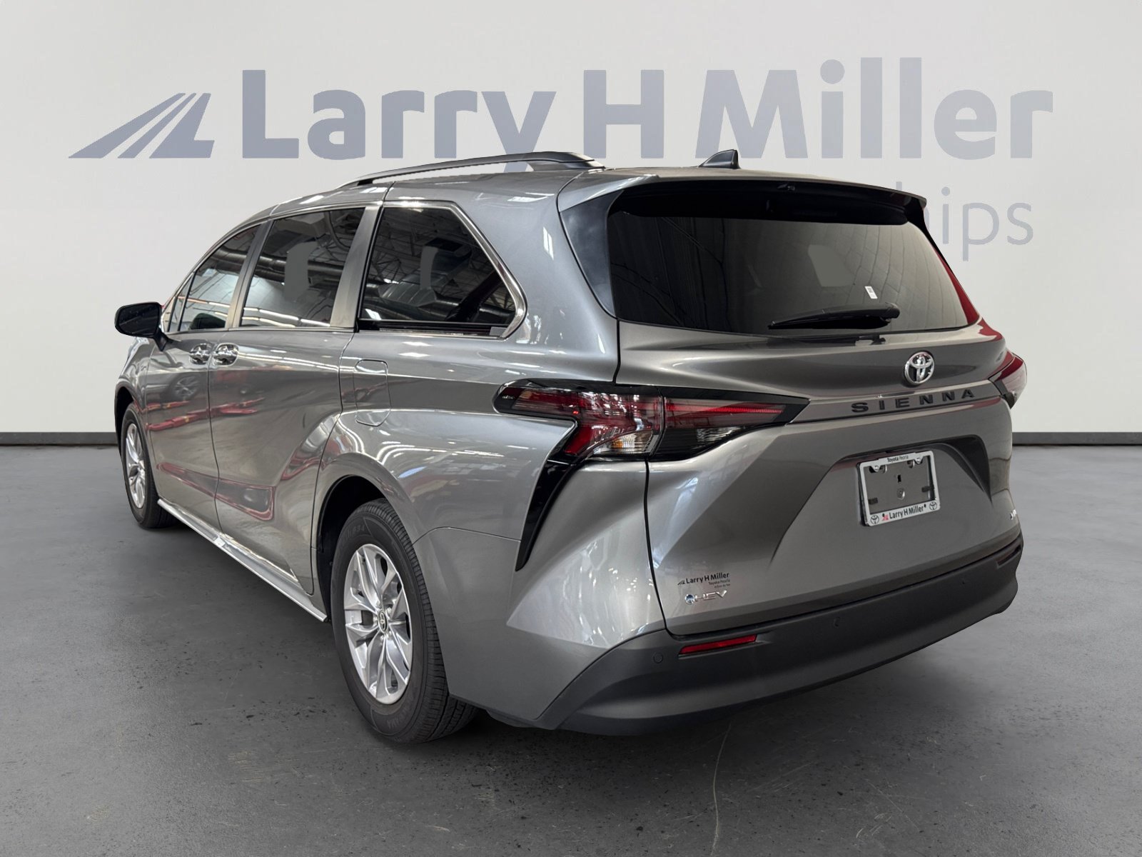 Certified 2026 Toyota Sienna XLE FWD image 3