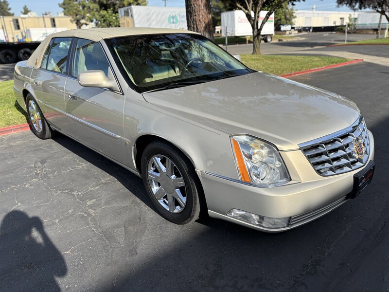Used 2007 Cadillac DTS w/ Trunk Convenience Package FWD image 3