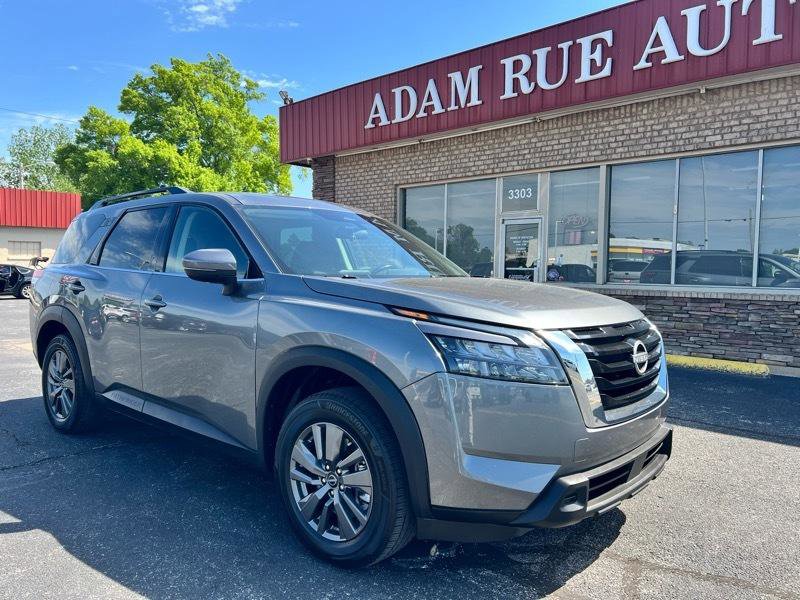 Used 2023 Nissan Pathfinder SV image 2