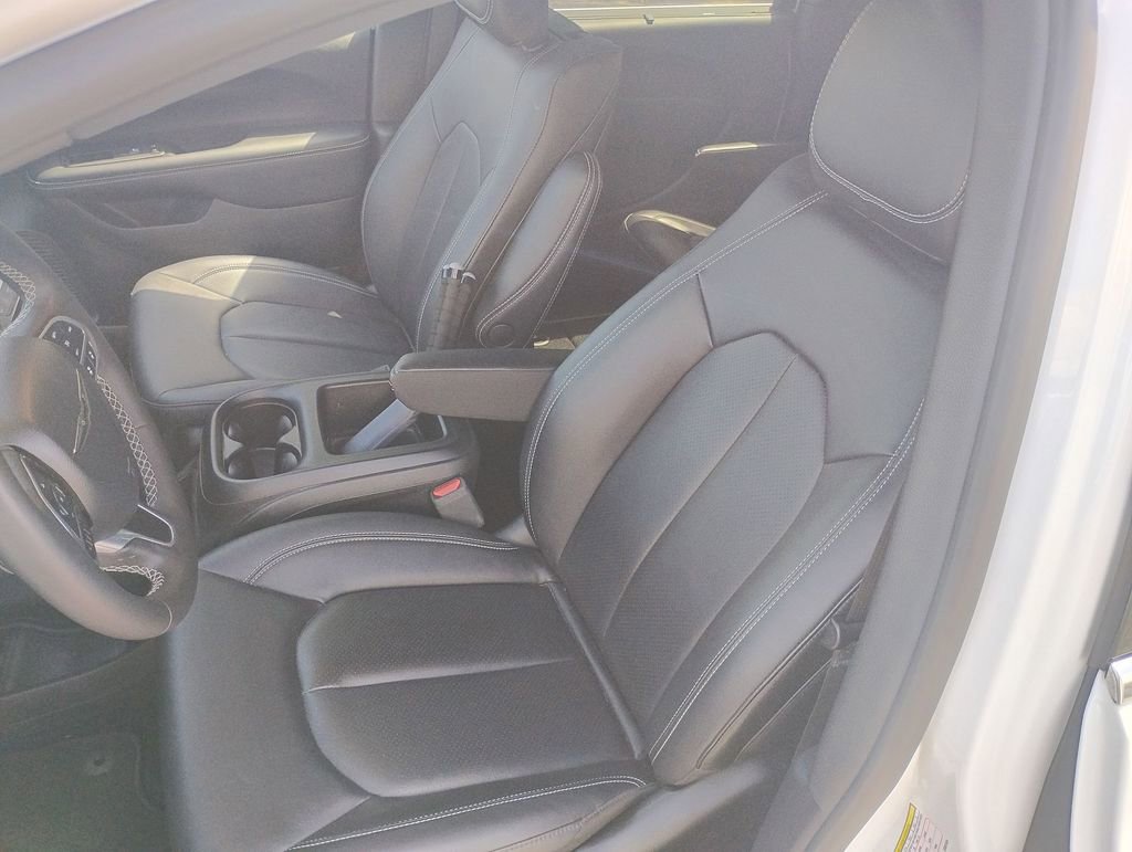 Used 2025 Chrysler Pacifica Select w/ Uconnect Theater Family Group AWD/4WD image 13