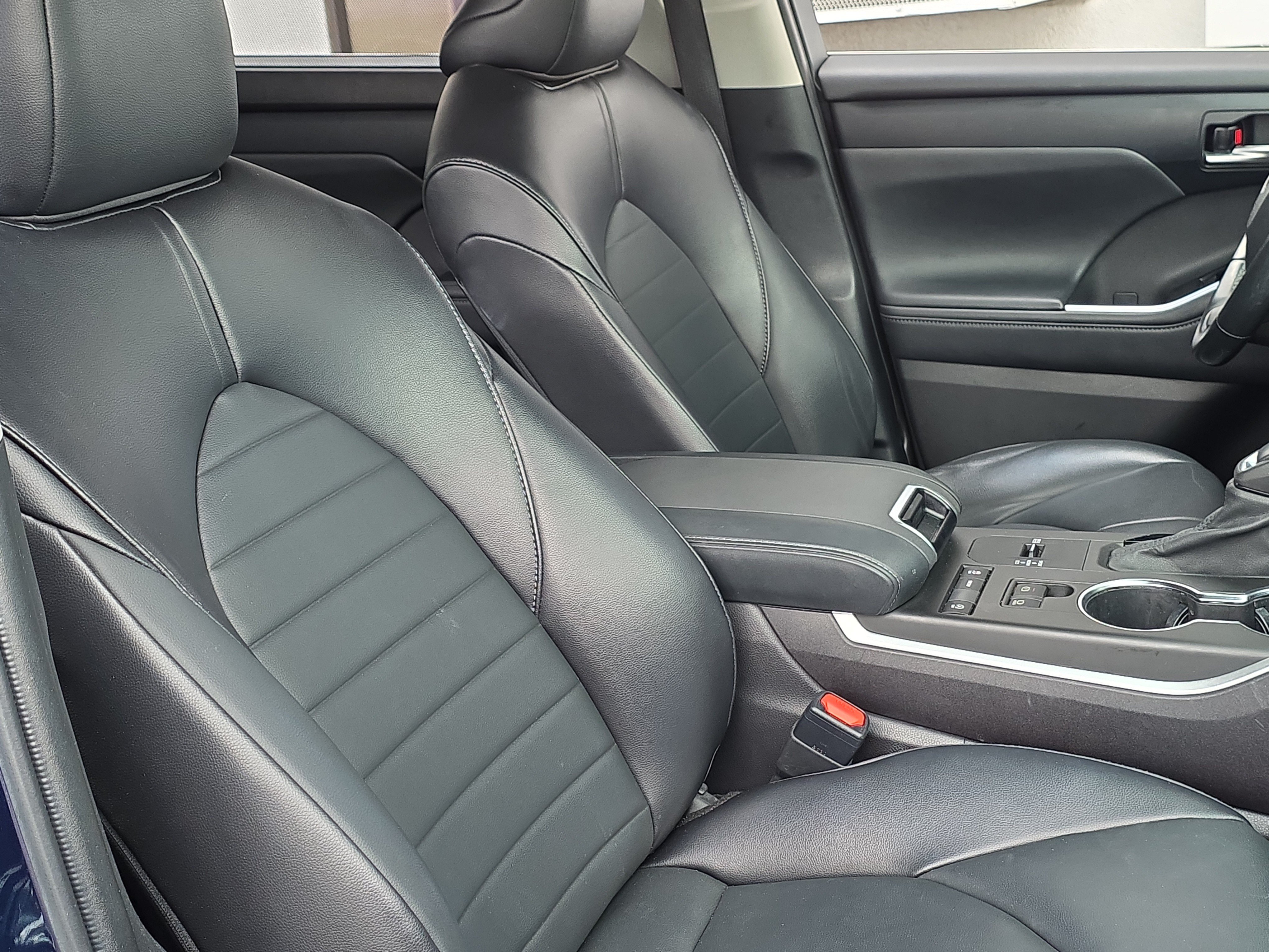 Used 2022 Toyota Highlander XLE FWD image 32