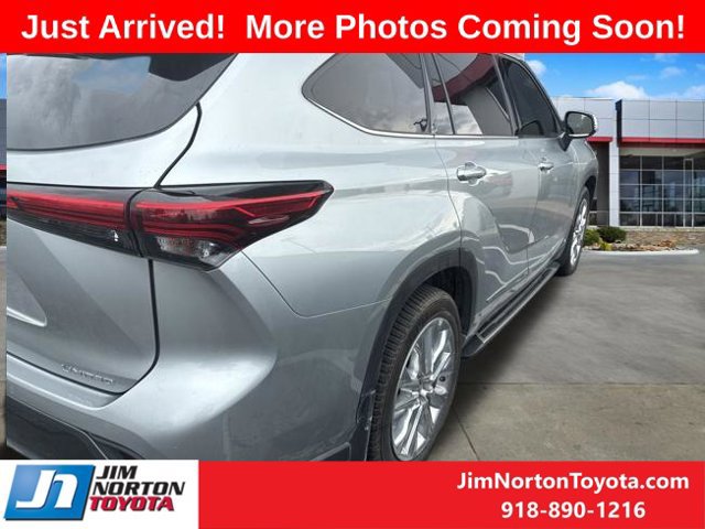 Used 2021 Toyota Highlander Limited FWD image 5
