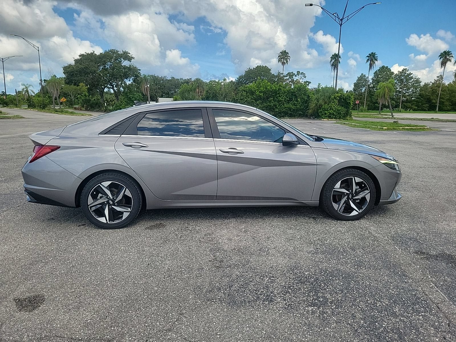 Used 2021 Hyundai Elantra SEL w/ Convenience + Premium Package FWD image 5