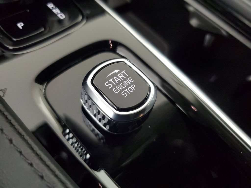 Used 2025 Volvo XC90 B5 Core AWD/4WD image 34