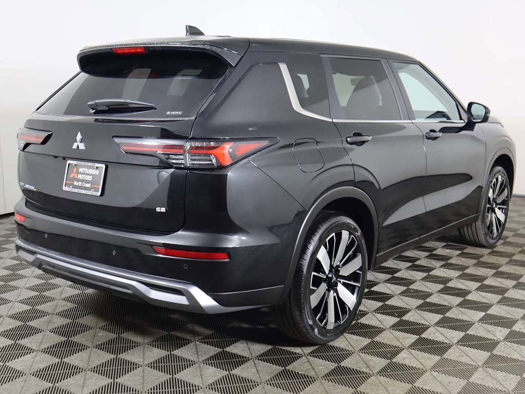 New 2025 Mitsubishi Outlander SE image 13
