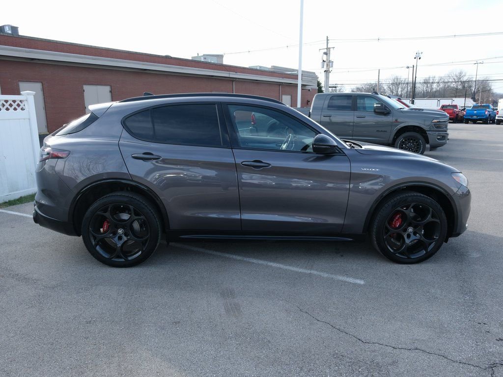 Used 2024 Alfa Romeo Stelvio Veloce image 2