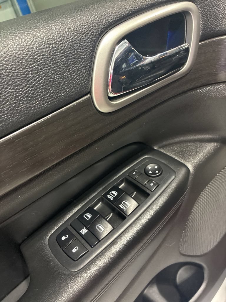 Used 2018 Jeep Grand Cherokee Altitude AWD/4WD image 16