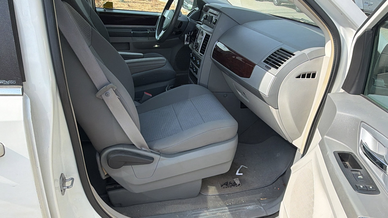 Used 2010 Chrysler Town & Country Touring image 19