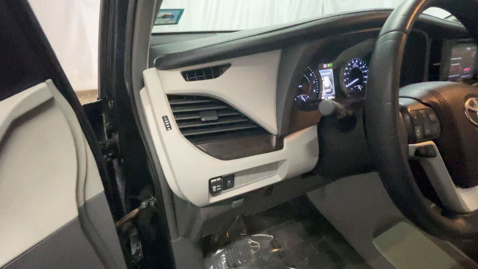 Used 2018 Toyota Sienna XLE FWD image 31