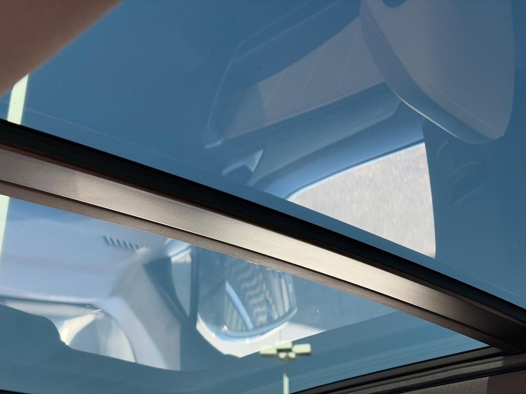 Used 2024 Volkswagen Tiguan SE w/ Panoramic Sunroof Package image 11