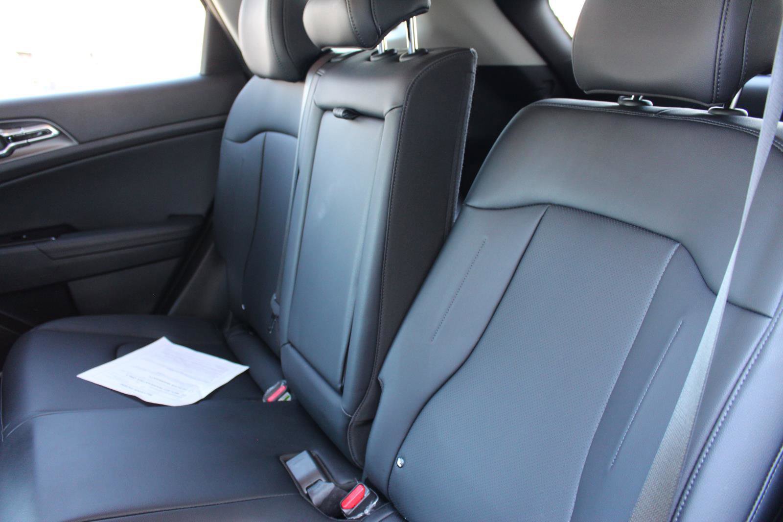 Used 2025 Kia Sportage EX image 32