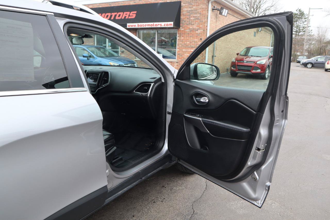 Used 2019 Jeep Cherokee Latitude Plus w/ Cold Weather Group AWD/4WD image 10