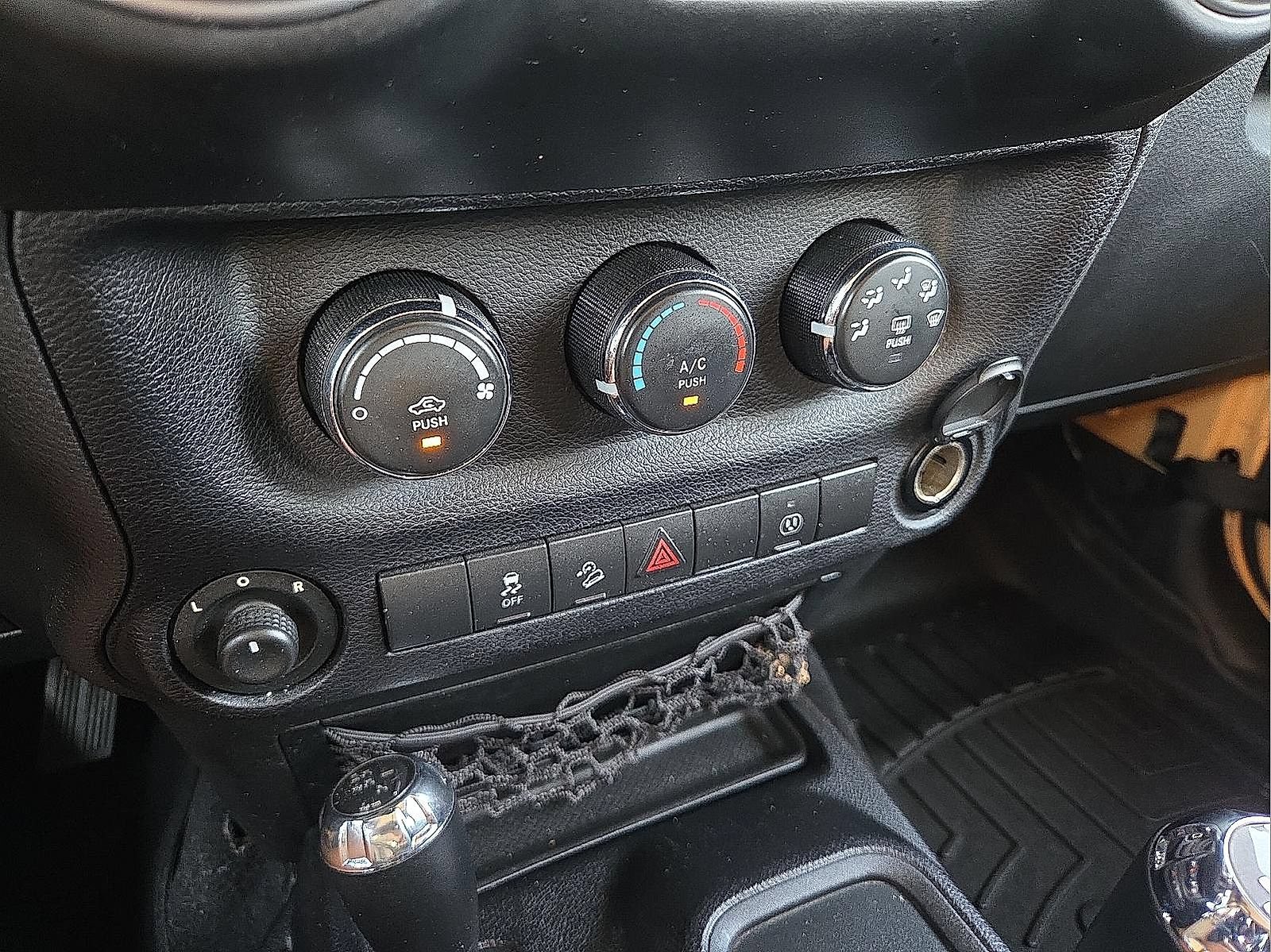 Used 2014 Jeep Wrangler Unlimited Sahara AWD/4WD image 17