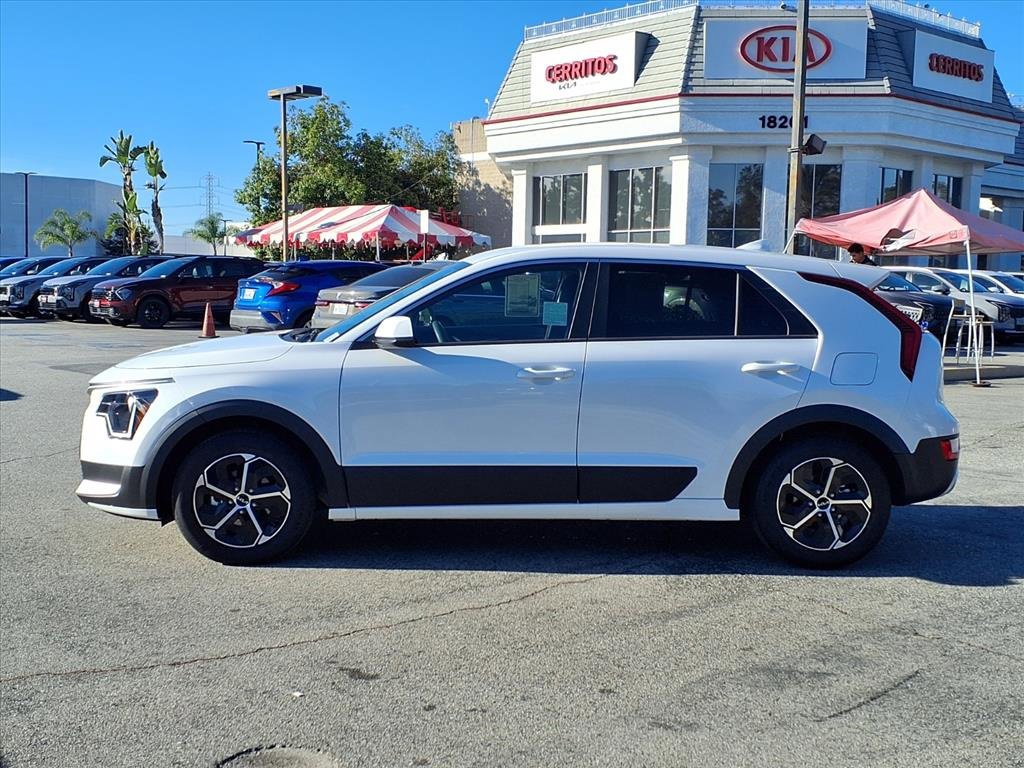 Used 2025 Kia Niro LX image 2