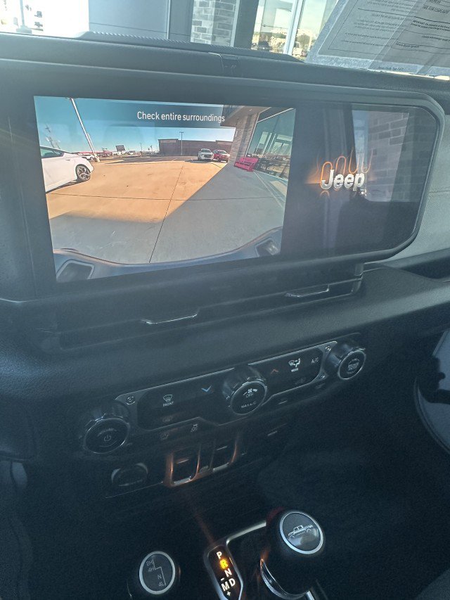 Used 2025 Jeep Gladiator Sport image 16