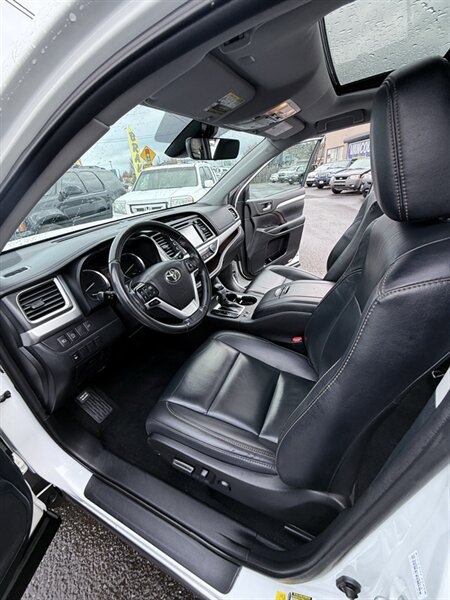 Used 2019 Toyota Highlander XLE AWD/4WD image 28