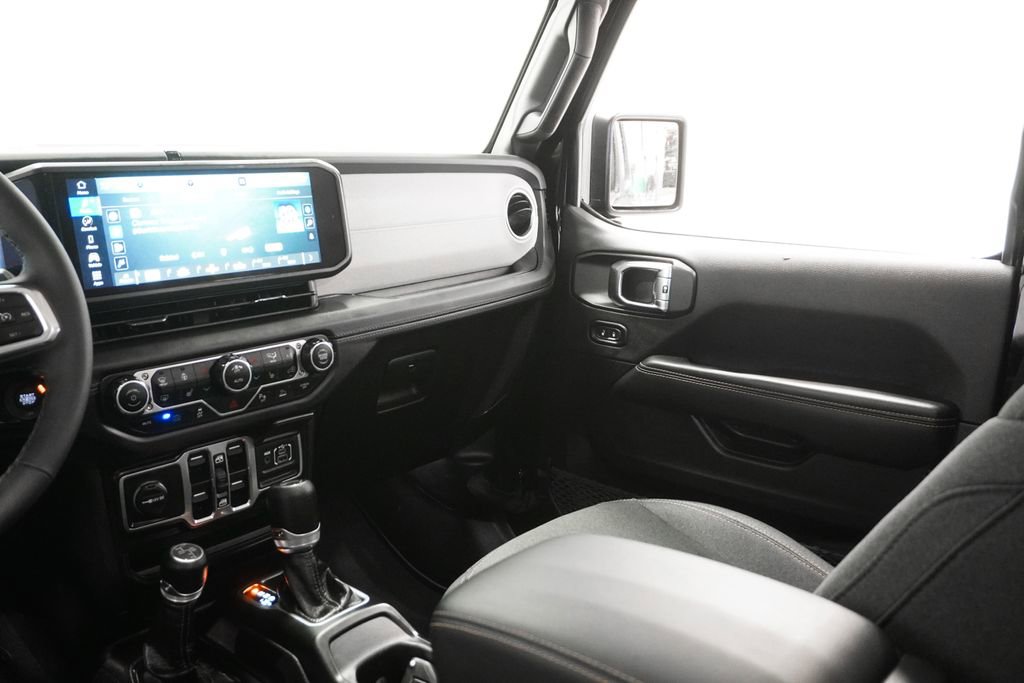 Certified 2025 Jeep Wrangler Unlimited Sahara w/ Safety Group image 18