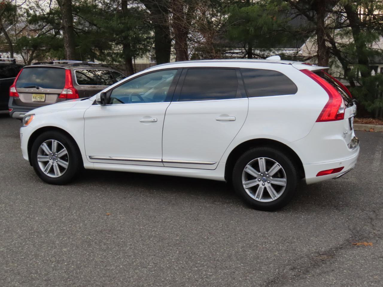 Used 2017 Volvo XC60 T5 Inscription w/ Protection Package image 3