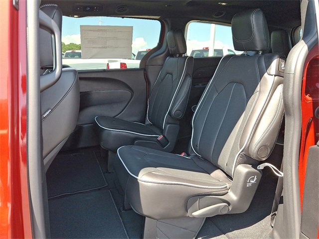 New 2026 Chrysler Pacifica Limited w/ S Appearance Package image 5