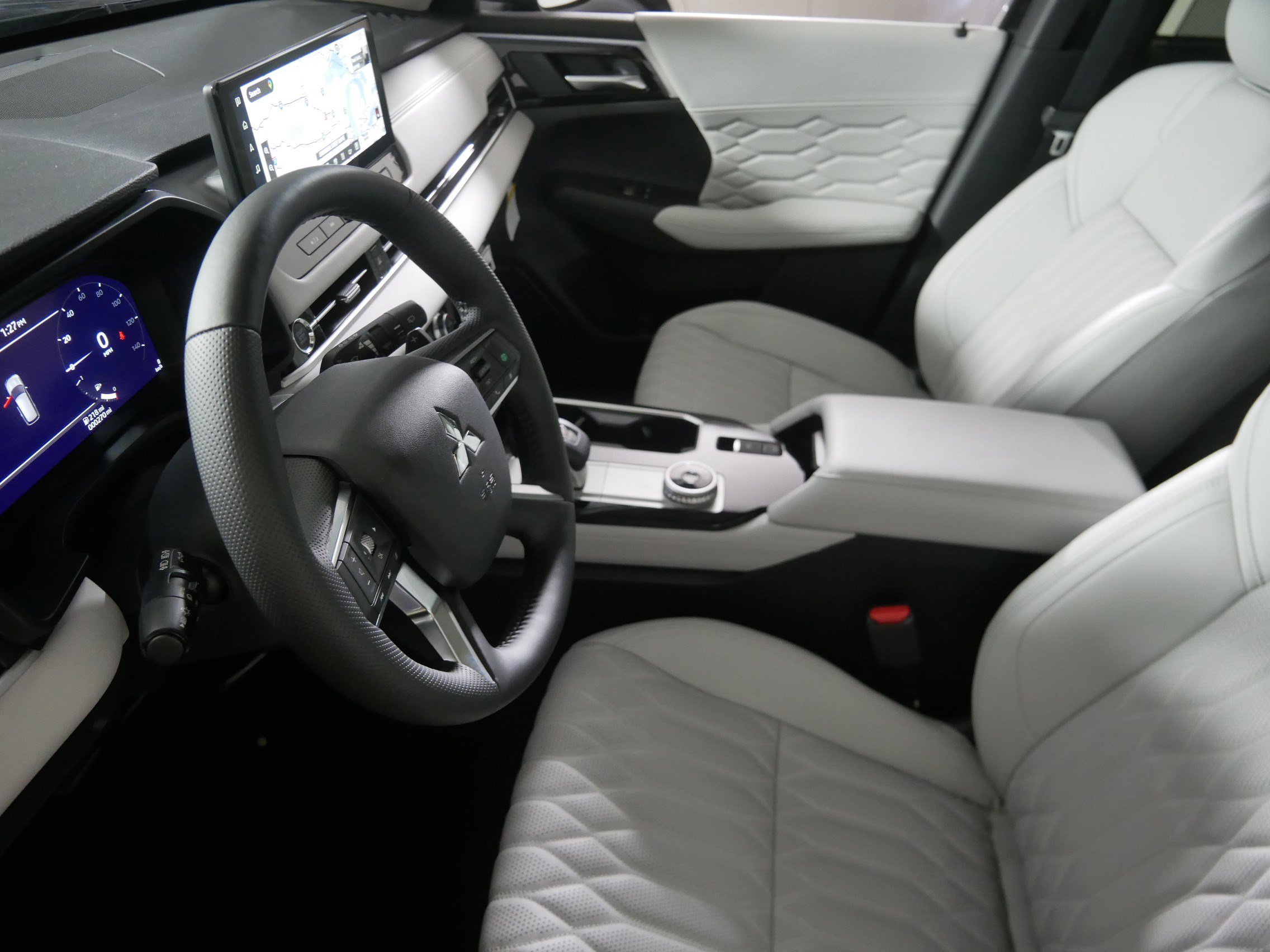 New 2025 Mitsubishi Outlander Platinum Edition image 4