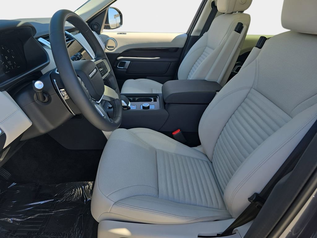 Certified 2025 Land Rover Discovery S image 17