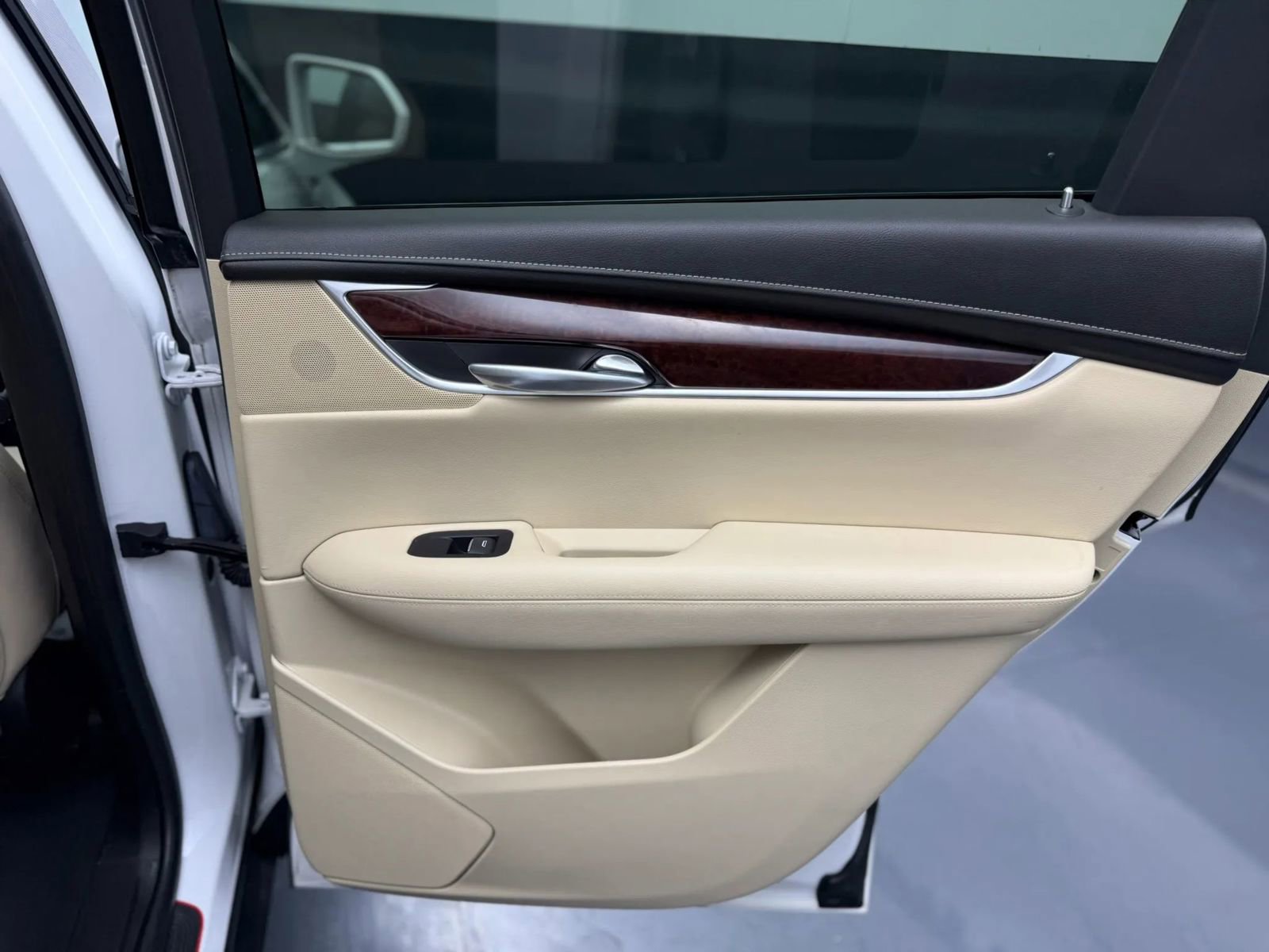 Used 2018 Cadillac XT5 Luxury w/ Driver Awareness Package AWD/4WD image 36