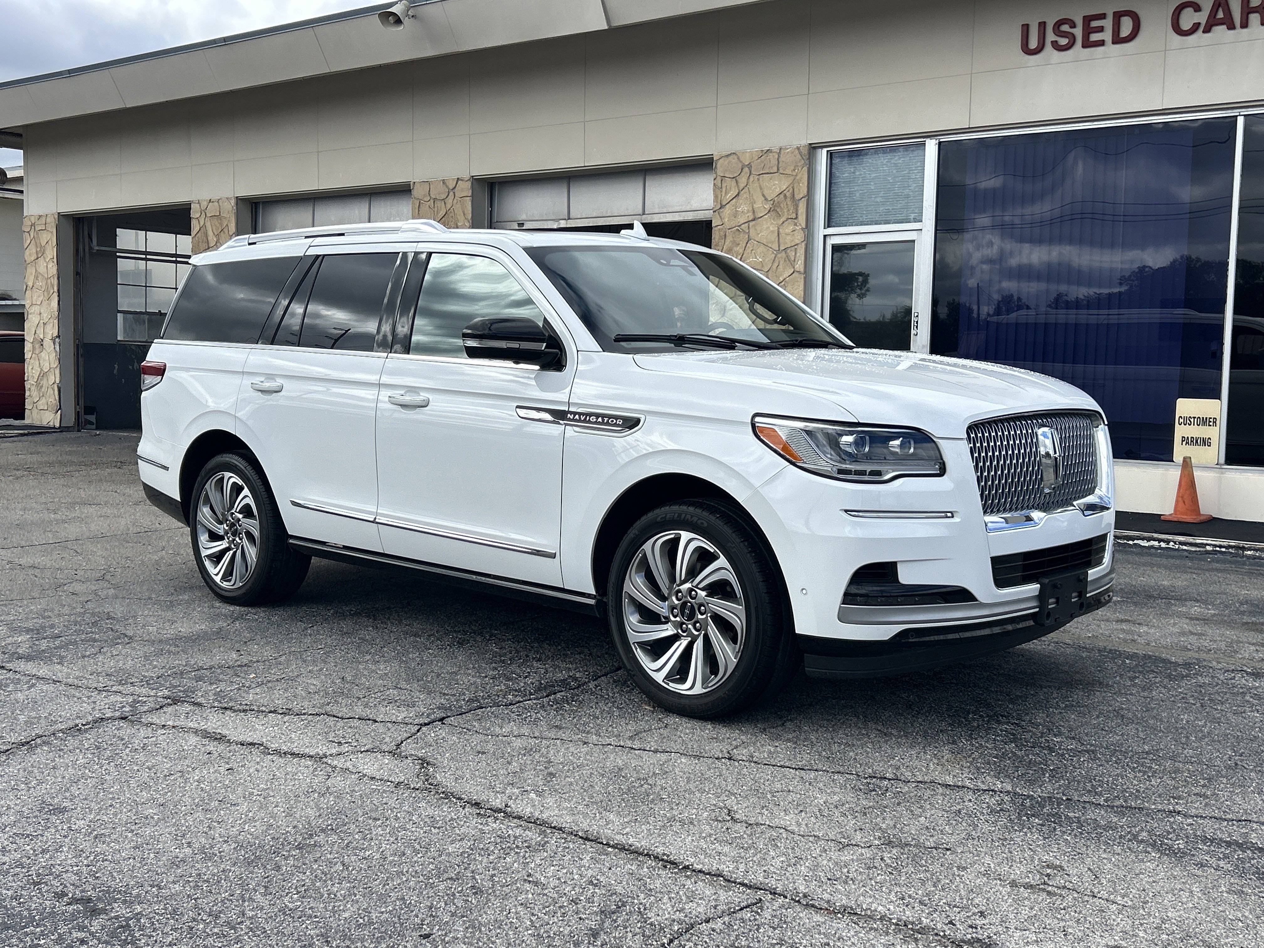 Used 2023 Lincoln Navigator Reserve AWD/4WD image 1