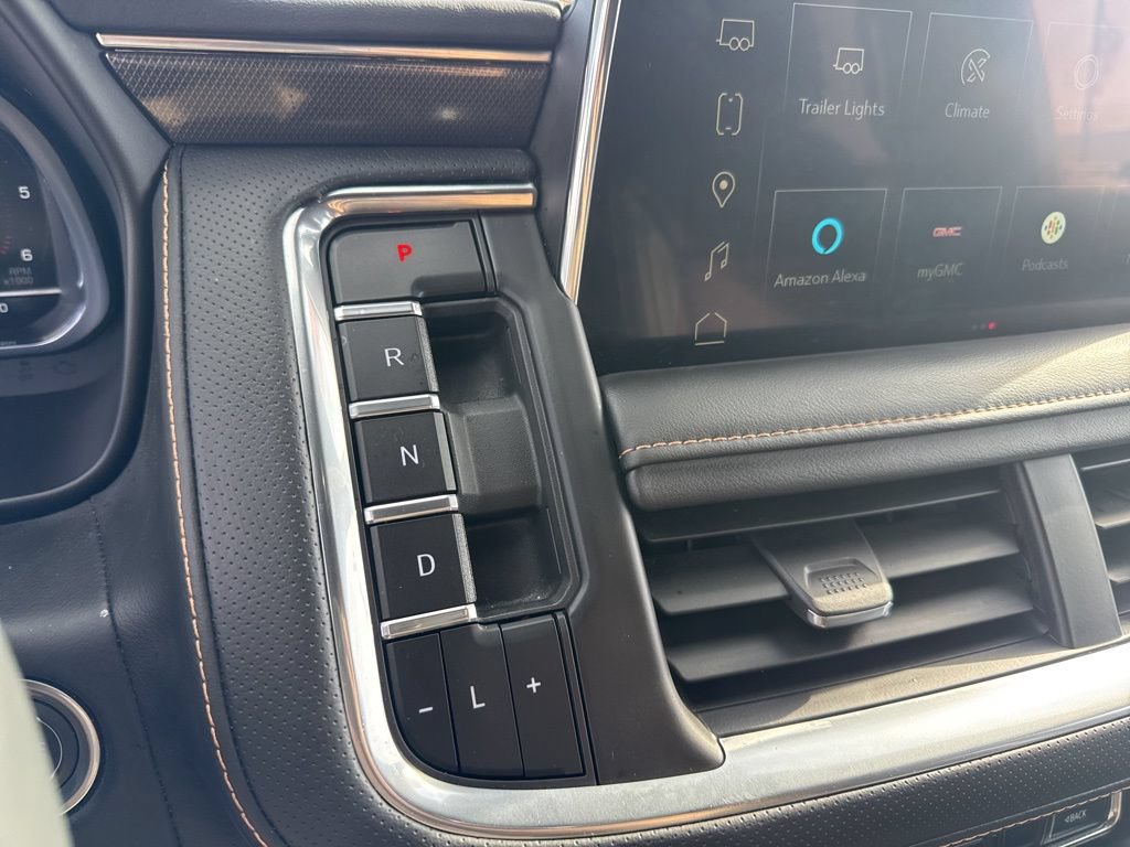 Used 2024 GMC Yukon AT4 AWD/4WD image 32