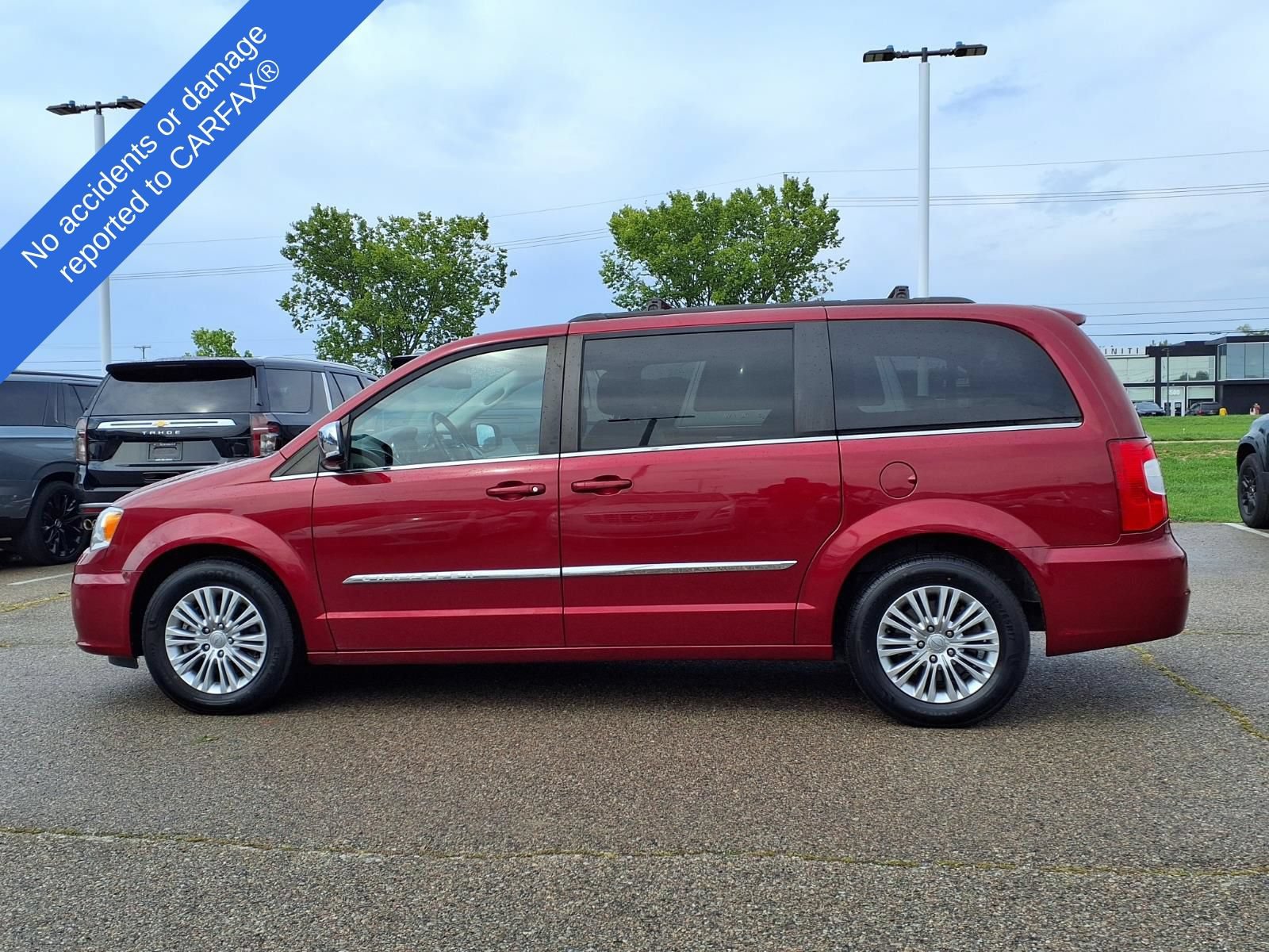 Used 2015 Chrysler Town & Country Touring-L FWD image 8