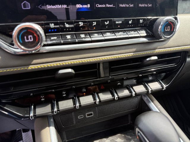 Used 2023 Chevrolet Colorado ZR2 w/ ZR2 Convenience Package III AWD/4WD image 17
