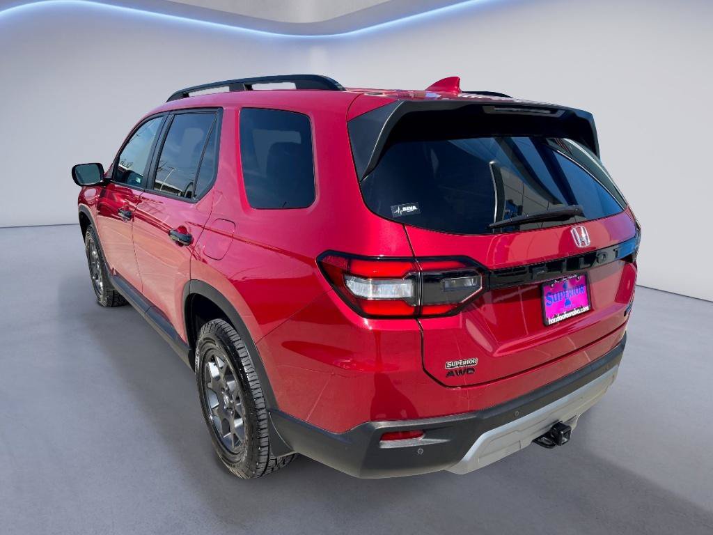 Used 2025 Honda Pilot TrailSport image 2