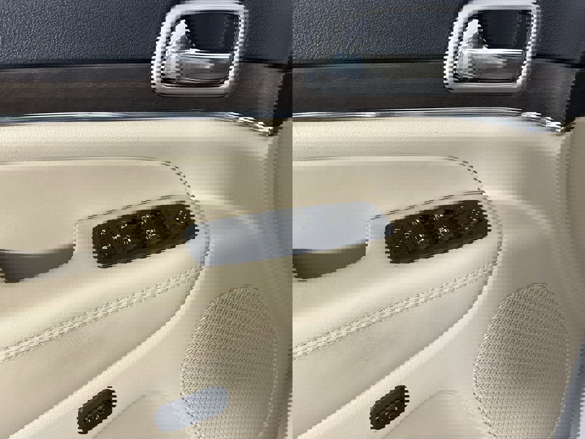 Used 2018 Jeep Grand Cherokee Limited image 17